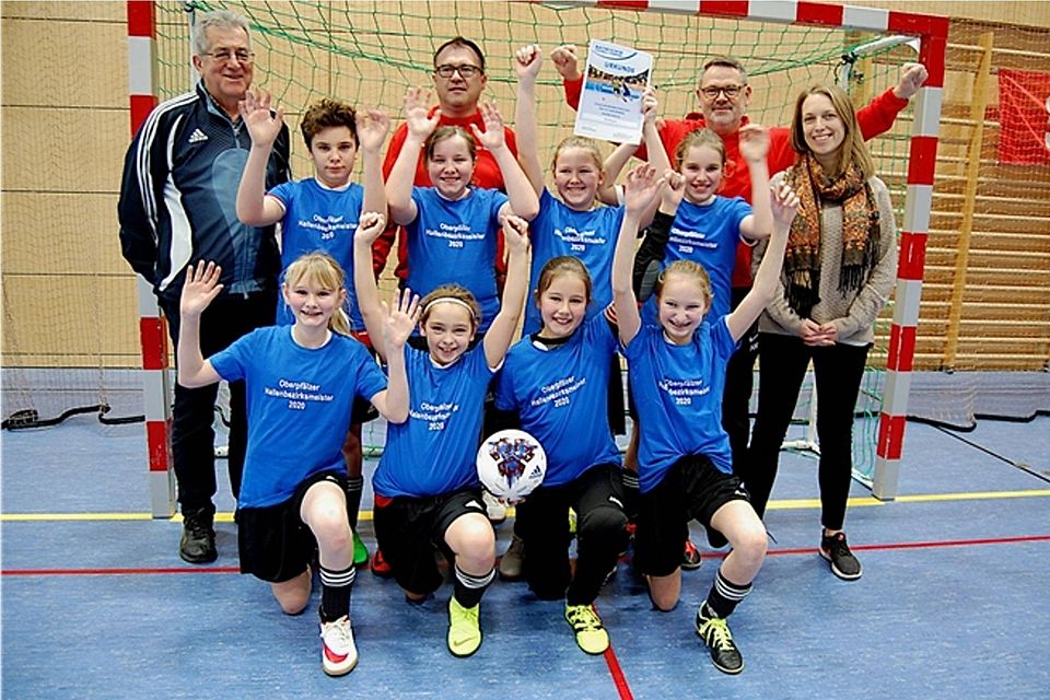 Der TSV Theuern holte sich die Bezirksmeisterschaft bei den D-Juniorinnen, zu der Spielleiter Georg Müllner (links) und Janina Zilk (rechts) gratulierten. Foto: Werner Artmann