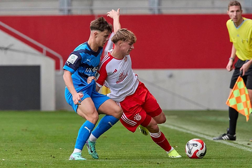 Der eine geht aus Unterhaching, der andere kommt: Christopher Negele (l.) im Zweikampf mit Bayern-Talent Maximilian Henning. Der eine geht aus Unterhaching, der andere kommt: Christopher Negele (l.) im Zweikampf mit Bayern-Talent Maximilian Henning.