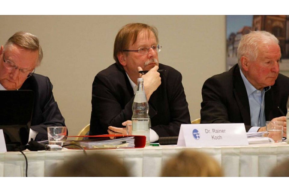 Dr. Rainer Koch (mi.) leitete die Sitzung. An deren Ende stand ein klares Votum für die Beibehaltung von fünf Regionalligen. F.:BFV