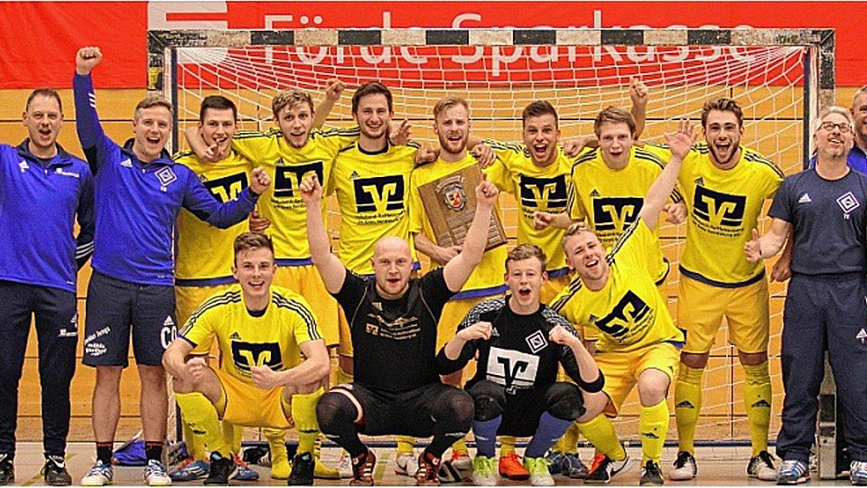 So sehen Sieger aus: Verbandsligist Osterrönfelder TSV löste den Eckernförder SV als Futsal-Kreismeister ab. Foto: Vetter