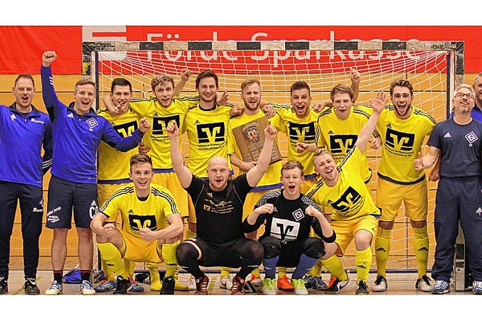 So sehen Sieger aus: Verbandsligist Osterrönfelder TSV löste den Eckernförder SV als Futsal-Kreismeister ab. Foto: Vetter