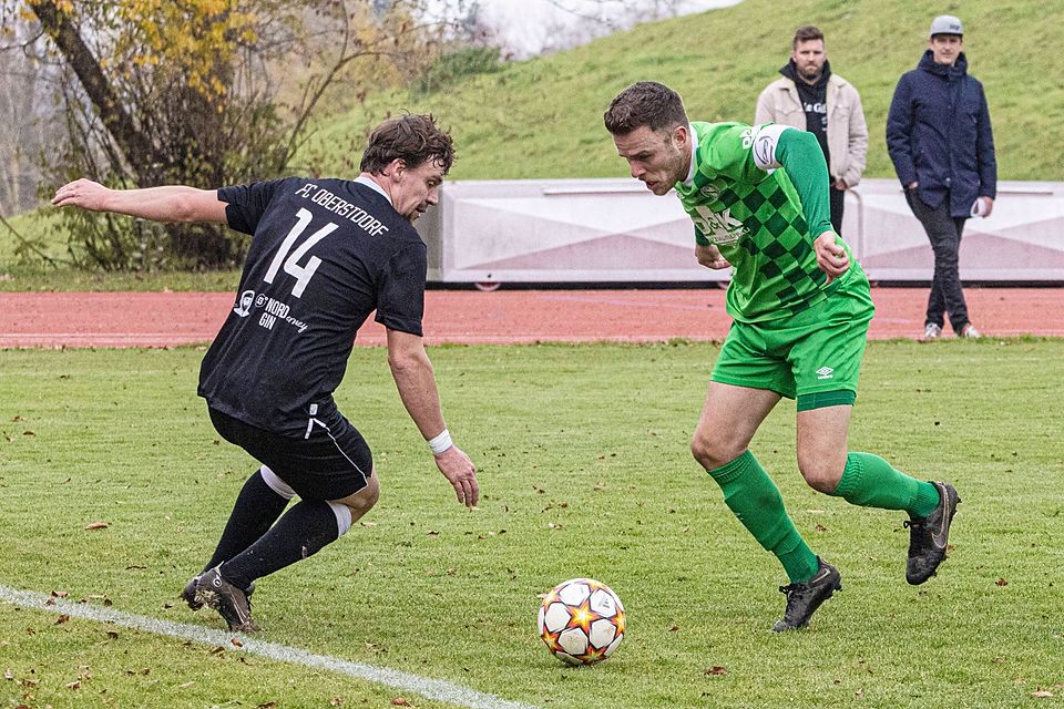 Als Stürmer lief Nicolas Reggel (links) zuletzt im November 2022 für den FC Oberstdorf auf, in der Frühjahrsrunde soll er die Oberallgäuer als Chefcoach zum Klassenerhalt führen.