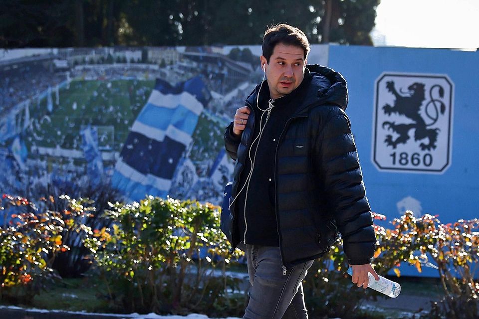 Ein Mann verlässt das Trainingsgelände des TSV 1860 München