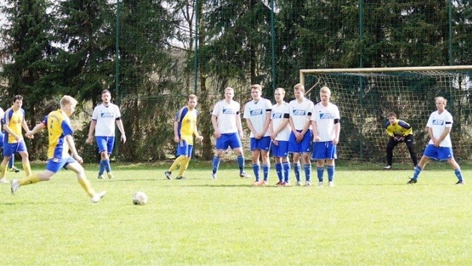 Geschlossen Zusammenstehen: Der FC Renslage (in weiß-blau) braucht noch einen Punkt, um den Klassenerhalt faktisch abzusichern. Foto: Thomas Meyer