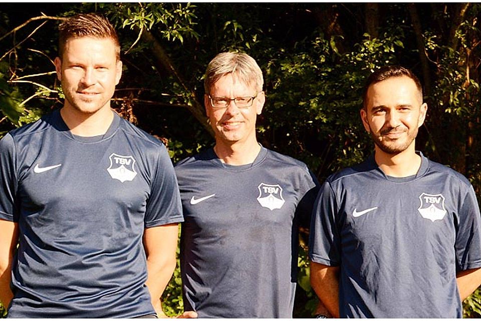 Bobingens Cheftrainer Charly Pecher (Mitte) hat jetzt zwei Assistenten: Michael Deschler (links) und Gökhan Tuncay (rechts). Zum Team gehört auch noch Torwarttrainer Torsten Hiljanen. 	F.: Reinhold Radloff