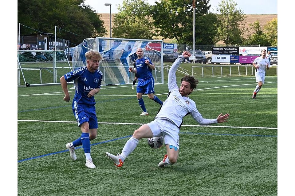 Der Schritt zu spät. TuS-Spielertrainer Tim Hulsey (weißes Trikot) nutzt aller Einsatz nichts gegen den späteren Rodenbacher Torschützen Mattis Hauser.	Foto: Jochen Werner