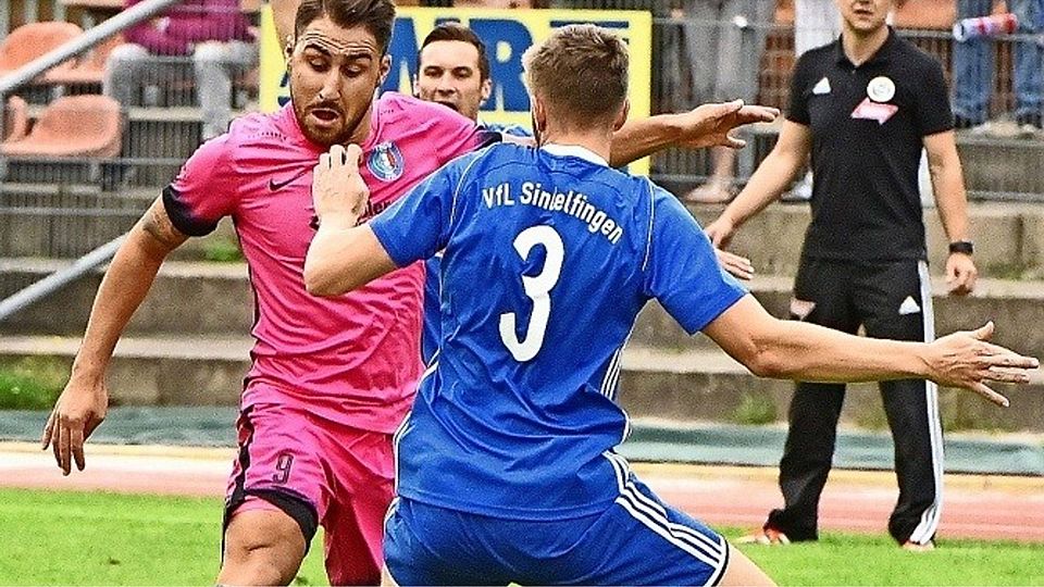 Die Verletzung, die sich Calcio-Stürmer Sascha Häcker (links) vor einer Woche im Training zugezogen hat, ist mittlerweile als Kapselriss im Fußgelenk diagnostiziert worden, Er fällt damit mindestens noch drei Wochen aus. Foto: Günter Bergmann