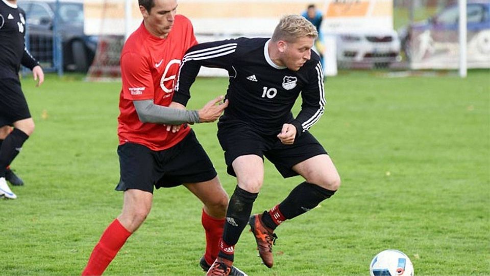 Normalerweise als Abwehrspieler gefragt musste Mertingens Philipp Heckmeier (rechts) zuletzt im Tor glänzen. 	F.: Szilvia Izsó
