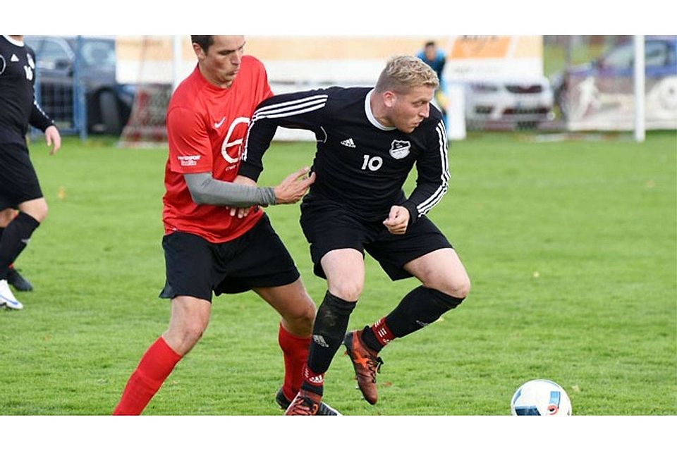 Normalerweise als Abwehrspieler gefragt musste Mertingens Philipp Heckmeier (rechts) zuletzt im Tor glänzen. 	F.: Szilvia Izsó