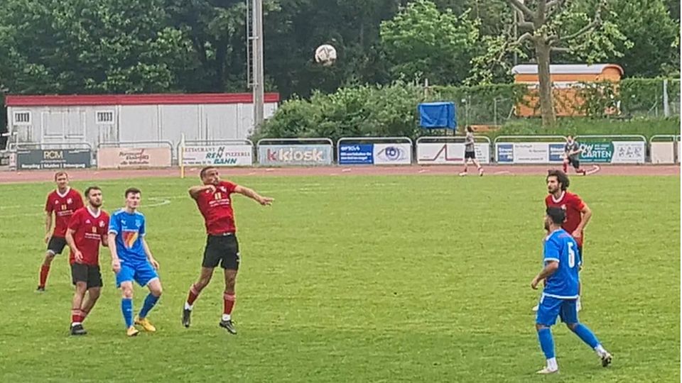 Der FC Regensdorf (in blau) erreichte gegen Tabellenführer Muttenz ein Remis.