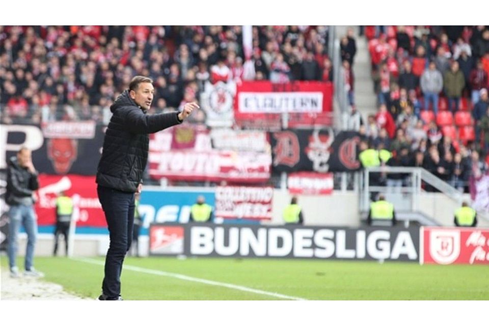 Jahn-Trainer Achim Beierlorzer will seine Mannschaft gegen Fürth zum nächsten Sieg dirigieren.  Fotos: Nickl/Eibner