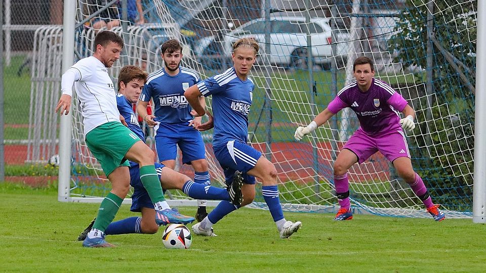 Ordentlich rödeln mussten die Eurasburger um (blaue Trikots, v.li.) Felix Eichberger, Jan Leyding, Bela Burger und Torwart Andreas Schwaighofer, doch Andreas Schneeweiss und die Penzberger gewannen das Pokalduell.