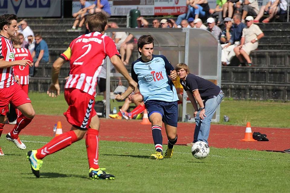 Sebastian Witt für den Preetzer TSV am Ball unter Trainer Danilo Blank (links im Hintergrund).