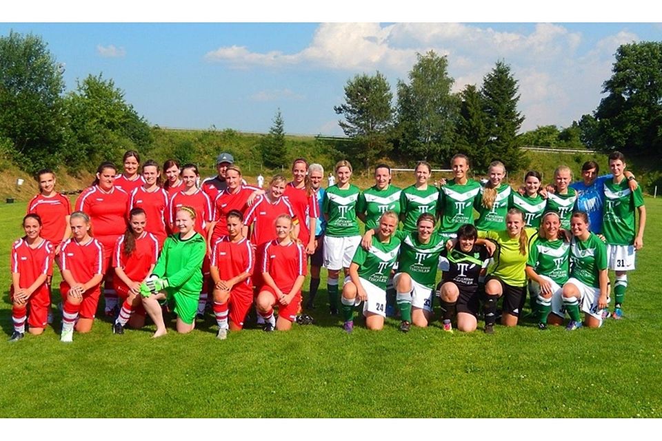 Das erste Spiel des FC Ottenzell (rotes Trikot) ,  zur Premiere haben sich die Anfängerinnen den etablierten SV Thenried II ausgesucht.  Foto: FC Ottenzell