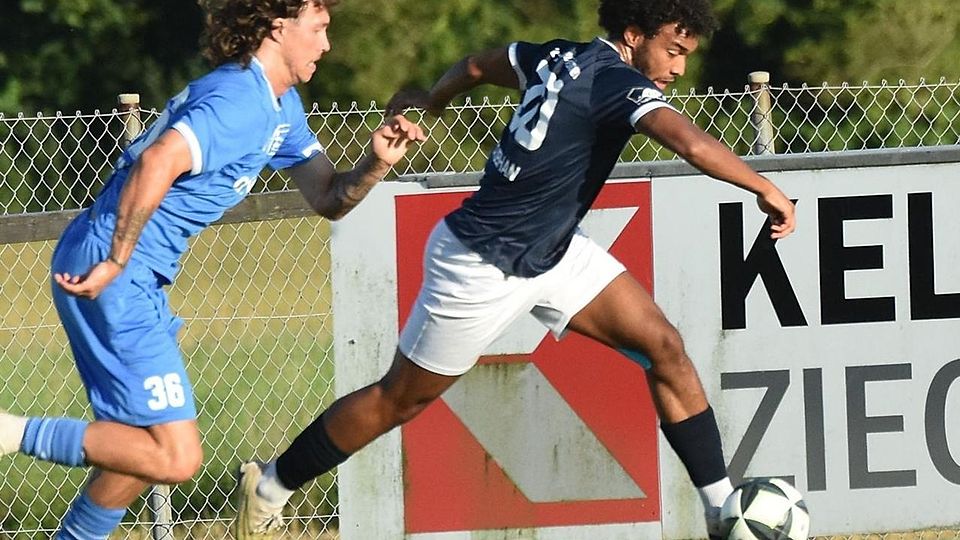 Oberweikertshofens Bryan Stubhan (dunkles Trikot) im Spiel gegen den VfB Durach (in Hellblau).