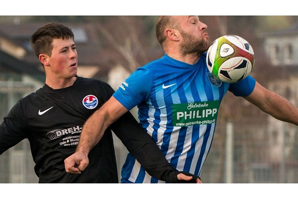 Brust raus, Ball ran: der Degerfelder Mentor Uka (rechts) gegen Florian Maurer (FC Huttingen) | Foto: Markus Schächtele