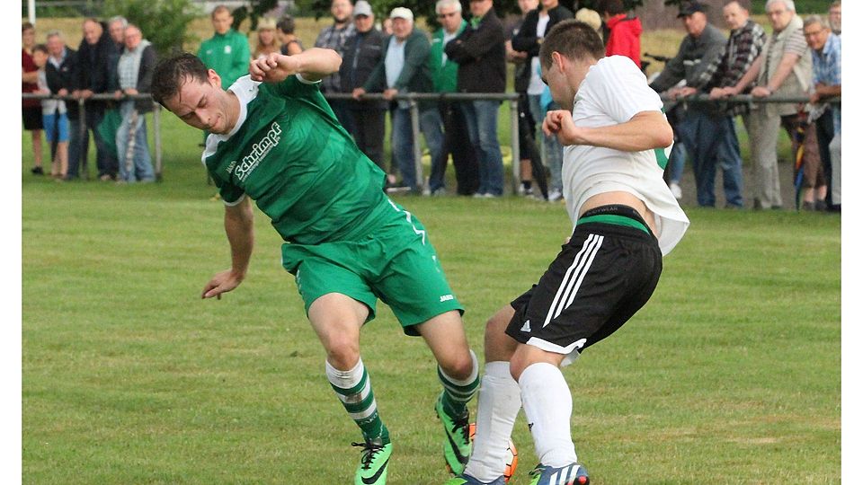 Patrick Muth (links) traf zum zwischenzeitlichen 2:3 aus Sicht des TSV Ilbeshausen.