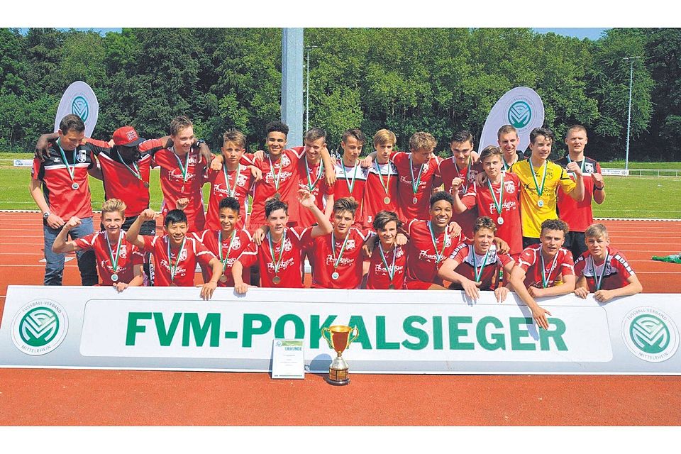 Die C-Junioren des FC Hennef 05 krönen sich in Brühl zum Verbandspokal-Sieger. Foto: Pohl
