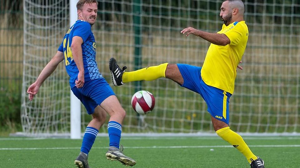 Der Meilinger Marek Basting (hier links im Archivbild aus dem Spiel gegen die SG Schlangenbad mit Tunay Acar) darf sich über den ersten Punktgewinn des Schlusslichts freuen. 	Foto: Frank Heinen