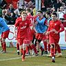 Nach seinem Siegtreffer gegen den Halleschen FC war Erik Weinhauer (l.) der gefeierte Mann. Künftig spielt der Angreifer in der Regionalliga.