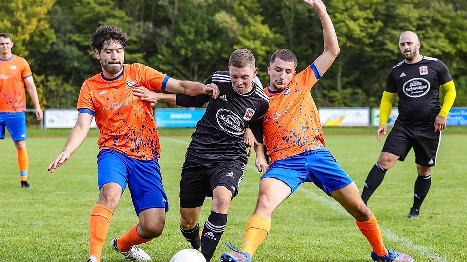 In die Zange nahmen die Plieninger Joao Victor Santos Neves (li.) und Fabian Heinzl den Markt Schwabener Tobias Burlefinger, der den Ball behauptete.