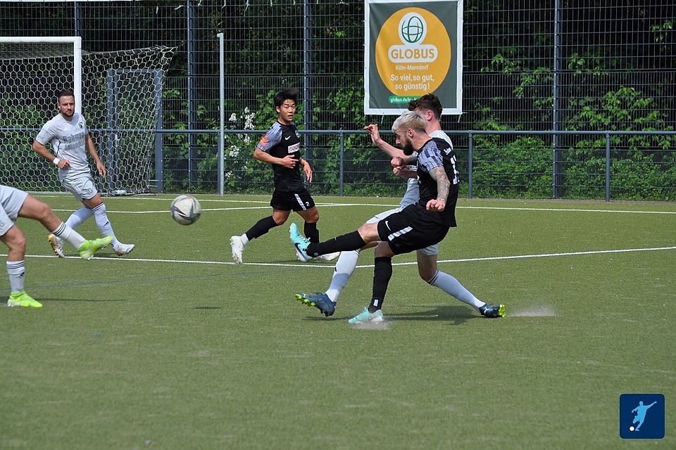 Friesdorf-Weber (im Vordergrund) erzielte beim 9:0 gegen Germania Teveren drei Treffer.