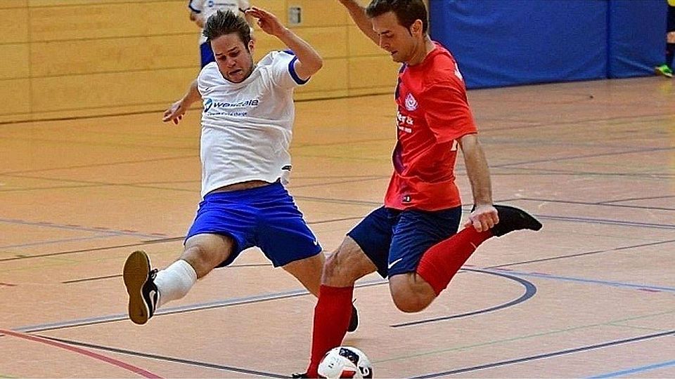 Eine Szene aus dem Hinspiel: Hier geht UFC-Spieler Jan Pohlmann (l.) zur Sache. Foto: Classen