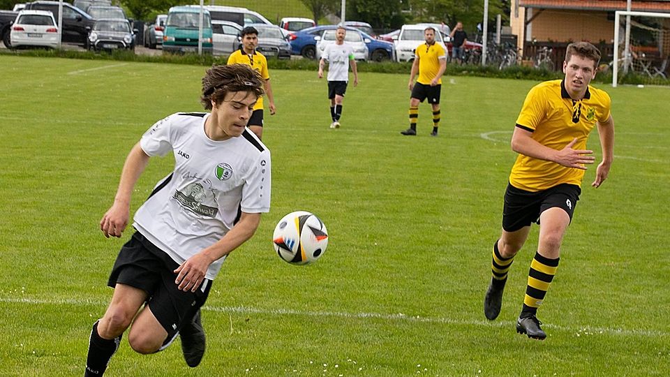 Im direkten Duell die Nase vorn hatte der TSV Pentenried mit 2:0-Torschütze Nepomuk Freundl (l.) beim TSV Perchting-Hadorf um Florian Fuchs. Im Saisonfinale kommendes Wochenende ist für beide Mannschaften zwischen direktem Klassenerhalt und direktem Abstieg in die A-Klasse noch jedes Szenario möglich.