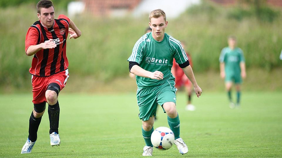 Die B-Junioren der JFG Rezattal (grünes Trikot) ließen sich im umkämpften Spitzenspiel der Kreisliga nicht mehr vom Meister­schaftskurs abbringen und holten sich mit einem 1:0 über den SC Feucht den Titel vor Verfolger Franken-Jura. F: Götz