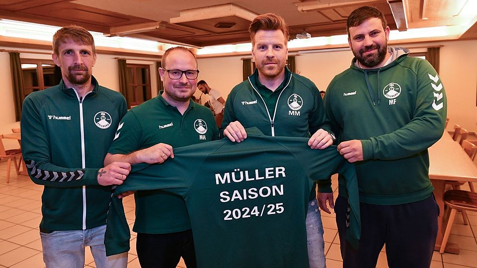 Trainer Marc Müller (2.v.r.) wurde gleich mit einem Trikot des DJK Keilberg von Christian Höpfinger, Florian Gnad und Markus Hofstetter (v.l.) begrüßt.