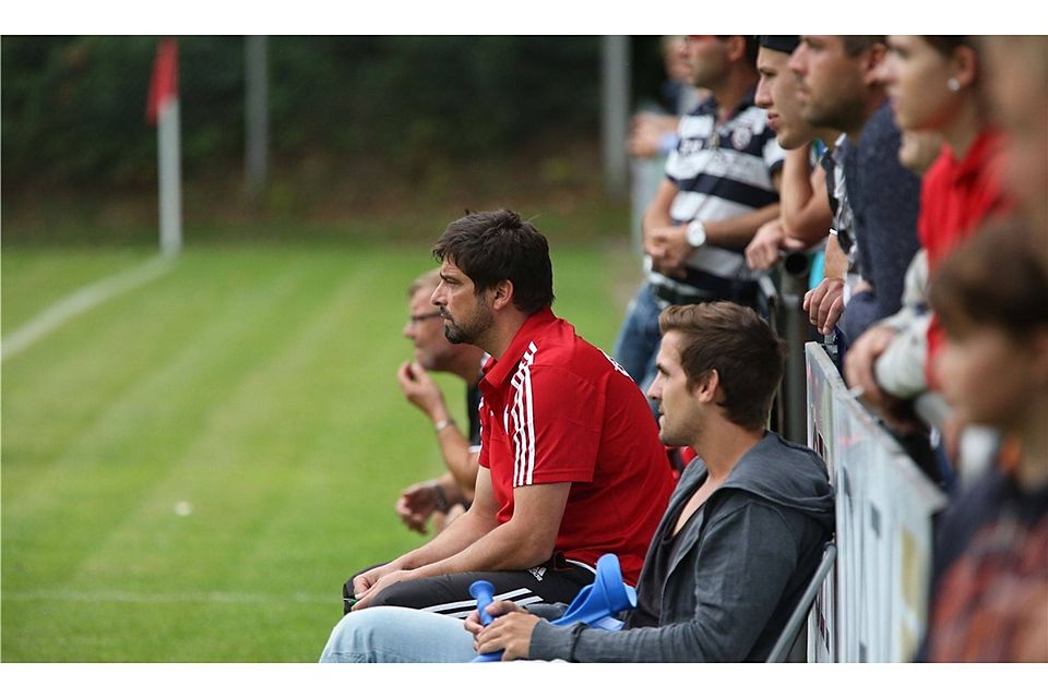 Wohin geht der Weg des SV Donaustauf? Trainer Thomas Semmelmann (Mitte) will mit seiner Mannschaft aufsteigen.  Foto: Brüssel