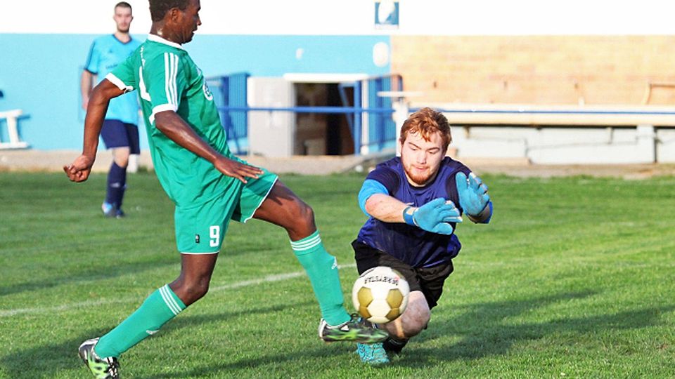 Einen Schritt schneller: Untermünstertals Matchwinner Mamadon Jabbie markiert das 3:1 gegen SV-Torhüter Steffen Keller. | Foto: Matthias Konzok