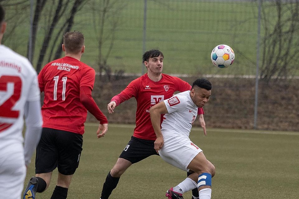 Wirbelwind verschafft sich Platz: Forstinnings flinker Torvorbereiter (vorne) Mike Opara.