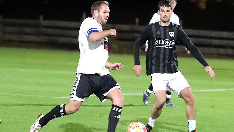 Simon Nutzinger (li.) traf per direkter Ecke für Ohlstadt zum Sieg in Polling.