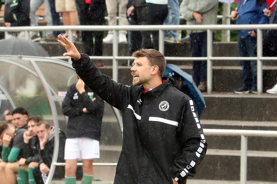 Seine Anweisungen bewirken bislang wenig: Raistings Coach Johannes Franz hat nach den ersten beiden Partien bei seinem Team erhebliche Defizite erkannt.
