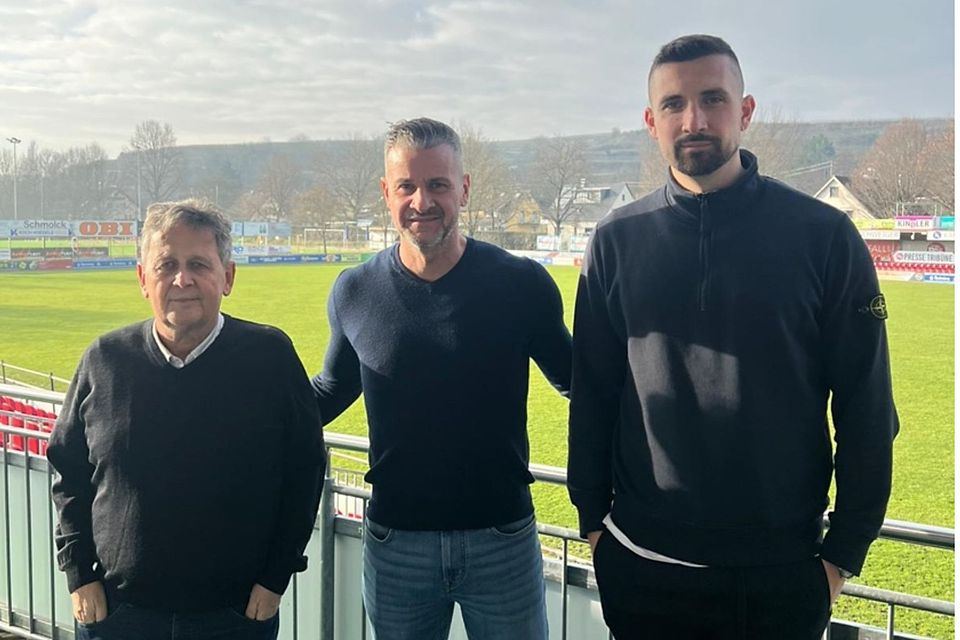Marco Schneider (Mitte) wird vom Vereinsvorsitzenden Dieter Bühler (links) und Sportvorstand Walter Adam als neuer Cheftrainer des Bahlinger SC begrüßt.