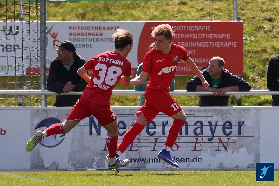 Christopher Duchardt (links) und Noah Hackenschmidt hatten mit dem TSV Kottern unerwartet viel Grund zur Freude. Beim SV Schalding-Heining feierte das Kellerkind einen 4:0-Erfolg.