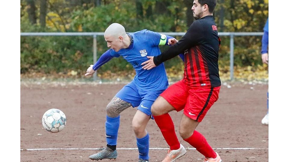 Kampf um den Ball zwischen Tolga Ismail Özgüc (Genclerbirligi Bischofsheim, rechts), und Nikola Nedeljkovic (HSC Mörfelden) Das HSC-Team gewann 2:0.	Foto: André Dziemballa