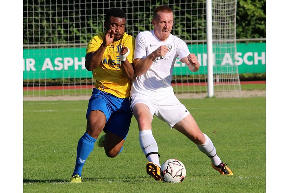 Intensive Zweikämpfe: Der FC Aschheim, hier Affo Akarawatou (l.), zieht gegen Reichertsheim den Kürzeren.  Dieter Michalek