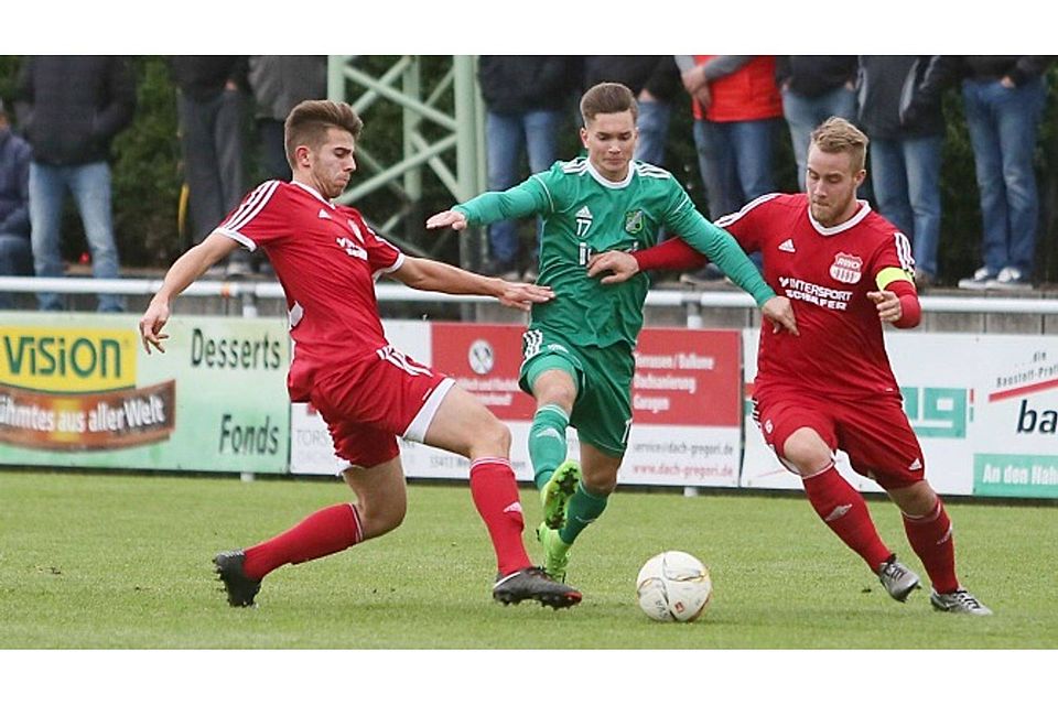 Gedoppelt: Waldalgesheims Jan Förstel (Mitte) wird von den Alzeyern Dzeniz Dzaferi (links) und Kevin Boos gestoppt.	Foto: Edgar Daudistel