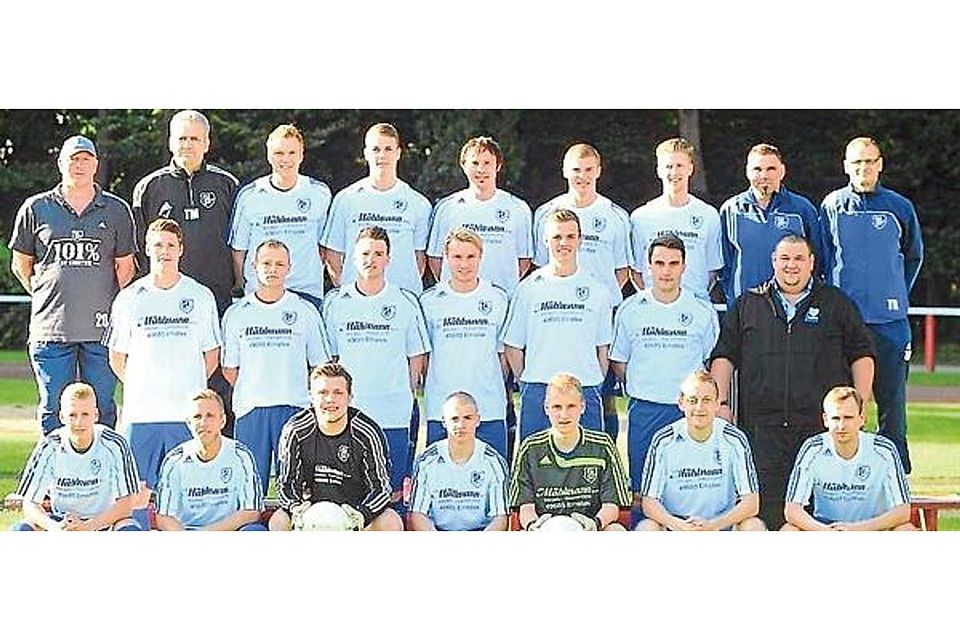 In der Spielzeit 2013/2014 gehörten sie noch dem Fußball-Bezirksligisten SV Emstek an: Der Spieler Björn Feldhaus (hintere Reihe, Fünfter von links) und der damalige Trainer des SVE, Torsten Meyer (hintere Reihe links) Björn Lichtfuß