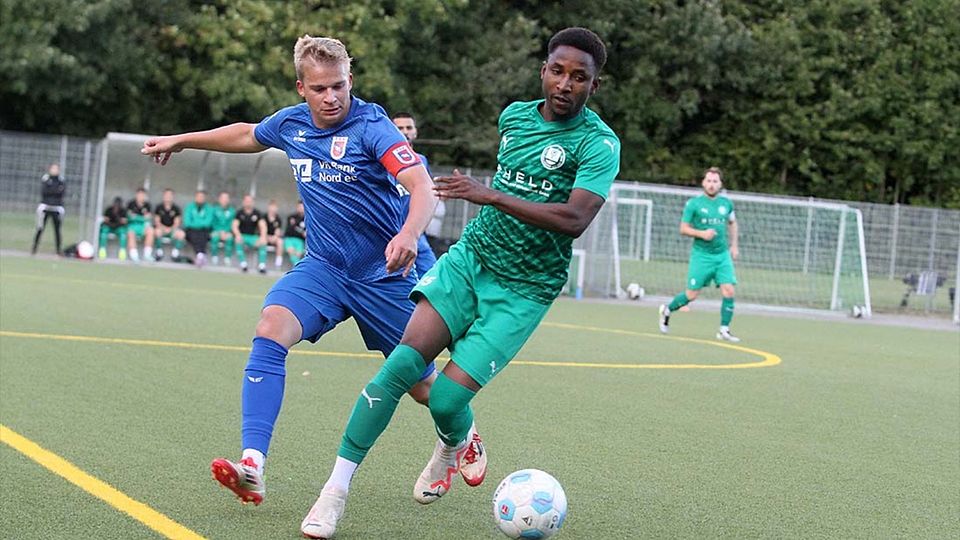 Mohammed Mahmud (TSV Klausdorf) am Ball gegen Tim Asmussen (TSV Friedrichsberg).