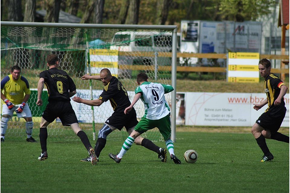 Piesteritz II (in grün-weiß) siegte gegen Gröbern mit 4:0    F: Michael Schneider