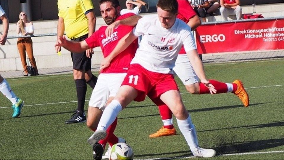 Auch wenn sich der Vaihinger Kai Hauner (rechts) in dieser Szene durchsetzt, Mann des Spiels  war sein Gegner Erdal Koyuncu (links), der dreimal traf.  Foto: Florian