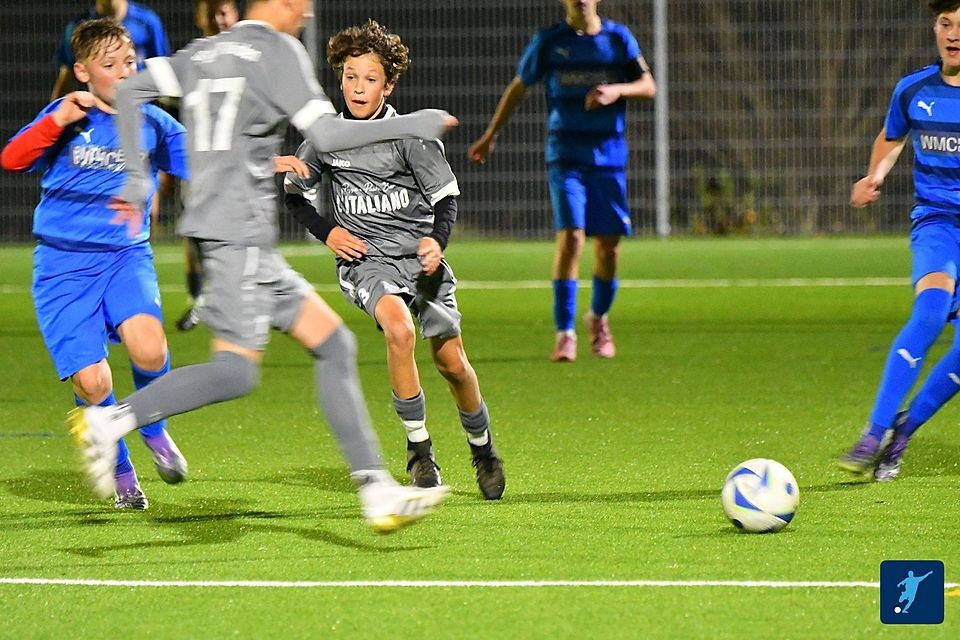 Die U15 des 1. FC Bad Kötzting (graue Trikots) mischt erneut in der Bezirksoberliga mit. Die U15 des 1. FC Bad Kötzting (graue Trikots) mischt erneut in der Bezirksoberliga mit.