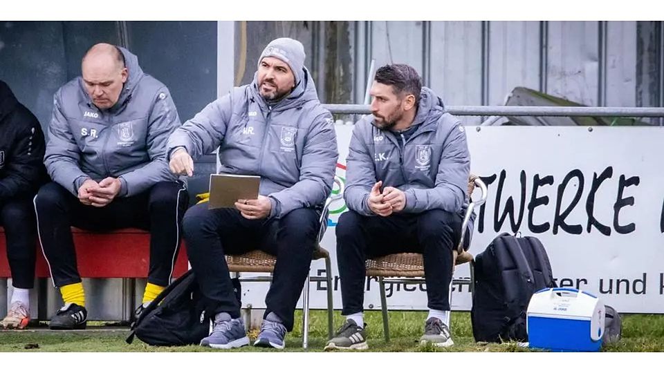 Das Trainerduo Eduard Klaus (v. re.) und Marko Rujevic-Weber bleibt dem Fußball-Gruppenligisten VfL Biedenkopf über die Saison hinaus erhalten. © Anna Gerlach