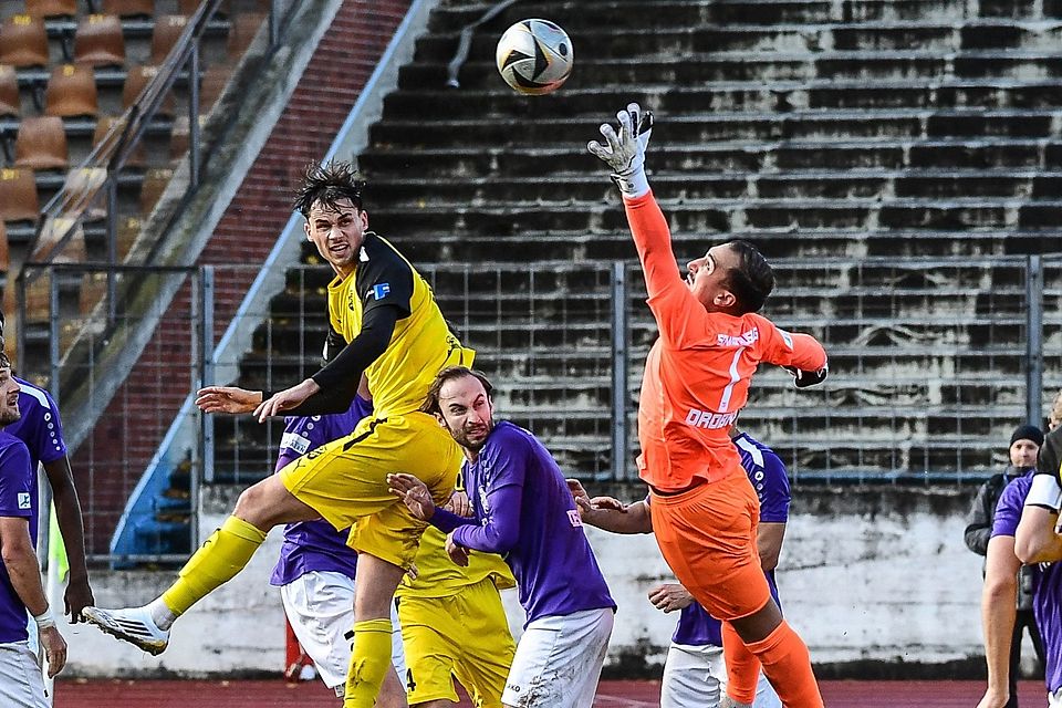 Für Luis Bezjak (in gelb) und die DJK Vilzing läuft's nach wie vor richtig rund in der Regionalliga Bayern: Mit einem 2:1-Auswärtserfolg in Augsburg können die Huthgarten-Kicker weiterhin positiv nach vorne blicken.