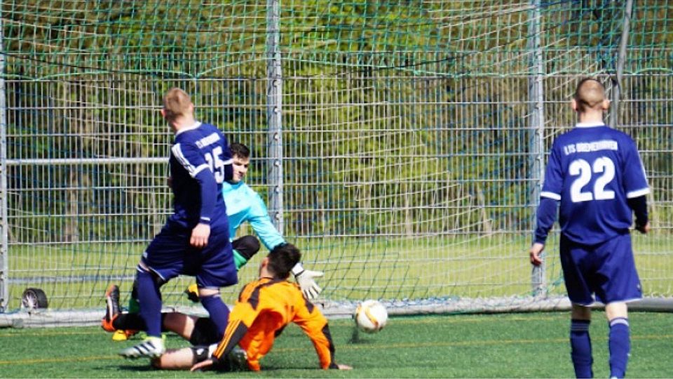 Michael Szczygiel erzielt das 6:2 gegen SFL III. Foto: Volker Schmidt