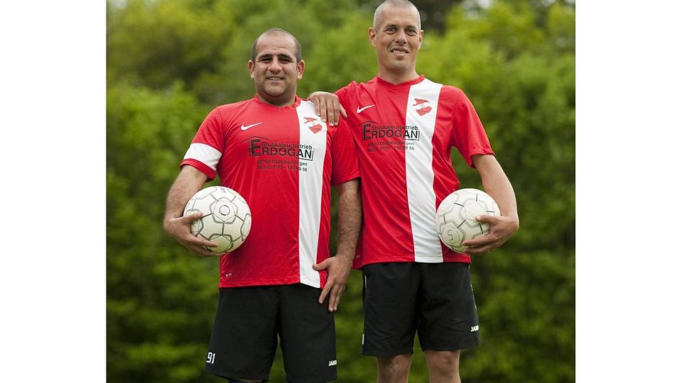 Stolze Fußballer: Cihan Bektas (l.) und Michael Kordic vom TVW.  Foto: Volkmar Könneke