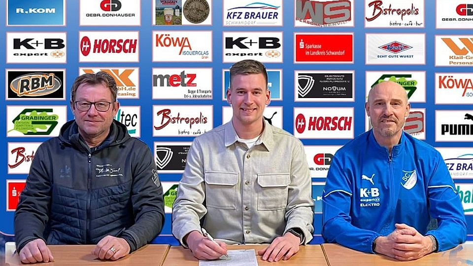 Abteilungsleiter Peter Fruth (links) und der künftige Sportliche Leiter Mario Albert (rechts) präsentieren Neuzugang Michael Herrmann.